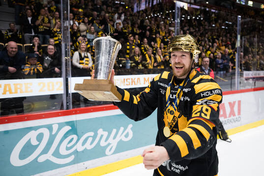 Skellefteås Mikkel Aagaard jublar med pokalen