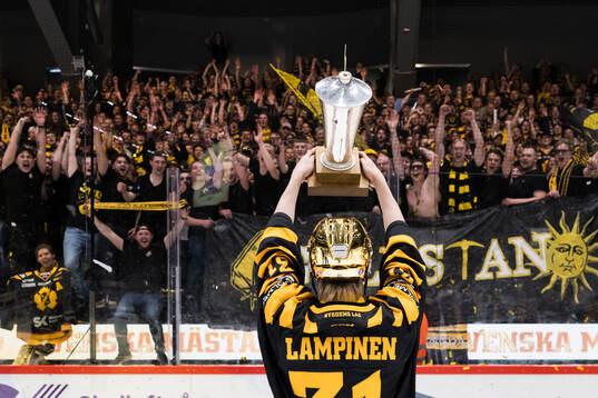 Skellefteås målvakt Jani Lampinen jublar med pokalen