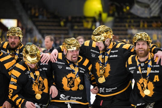Skellefteås Andreas Johnson och målvakt Linus