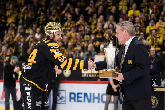 Skellefteås Jonathan Pudas tar emot pokalen från Anders