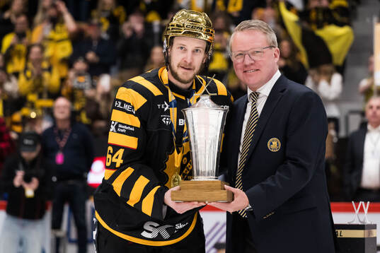 Skellefteås Jonathan Pudas tar emot pokalen från Anders