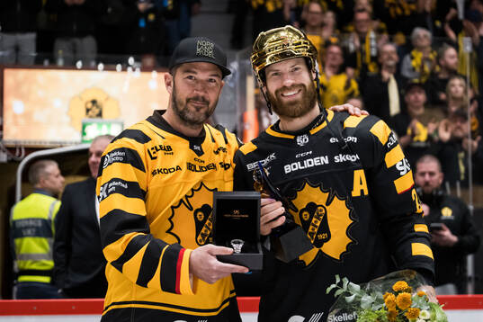 Jimmie Ericsson delar ut Stefan Liv memorial Skellefteås