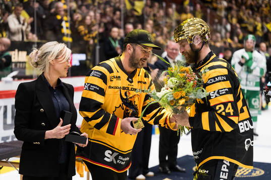 Jimmie Ericsson delar ut Stefan Liv memorial till