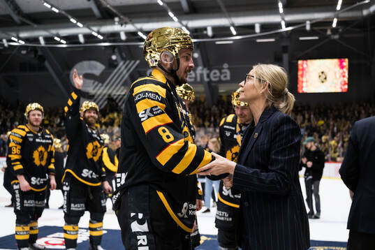 Skellefteås Oliver Okuliar och Jenny Silfverstrand, VD SHL