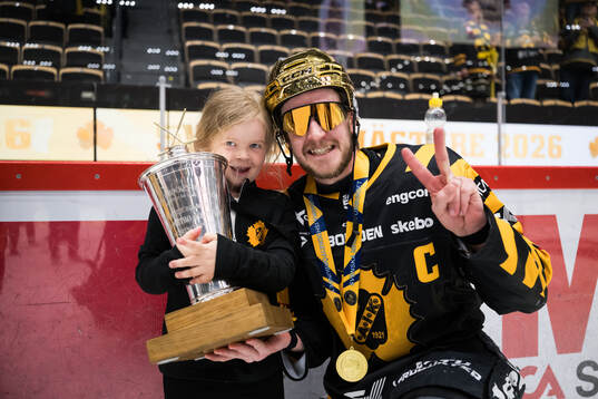 Skellefteås Jonathan Pudas jublar med pokalen och sin