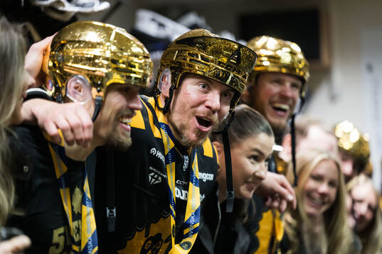 Skellefteås Pär Lindholm jublar i omklädningsrummet