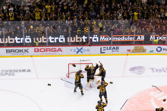 Skellefteås Max Krogdahl, målvakt Linus Söderström,