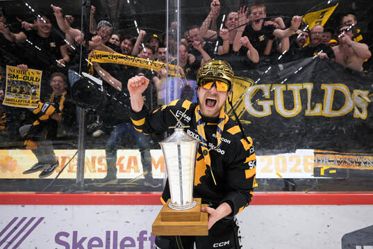 Skellefteås Max Krogdahl jublar med pokalen