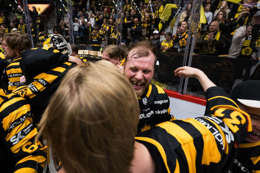 Skellefteås Viktor Grahn jublar