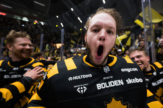 Skellefteås målvakt Linus Söderström jublar