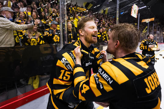Skellefteås Lars Bryggman och Andreas Johnson jublar
