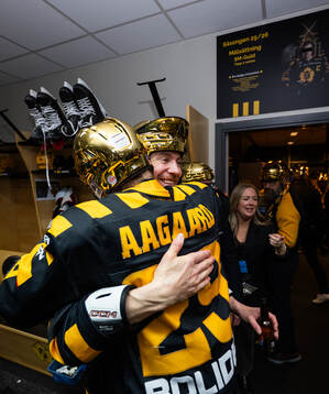 Skellefteås Pär Lindholm och Mikkel Aagaard jublar i