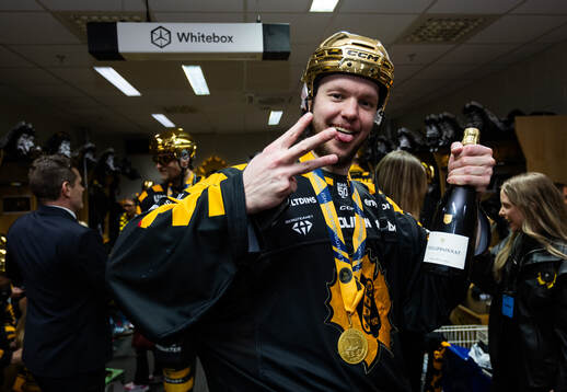 Skellefteås målvakt Linus Söderström jublar i