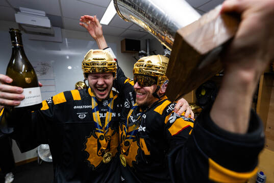 Skellefteås målvakt Linus Söderström och Pär Lindholm