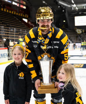 Skellefteås Arvid Lundberg jublar med familj och