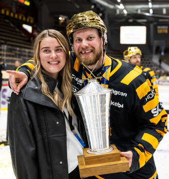 Skellefteås Viktor Grahn jublar med sällskap och