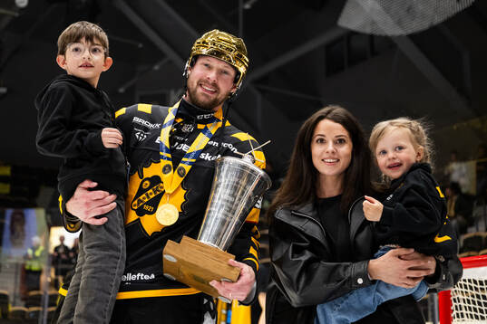 Skellefteås Martin Lundberg jublar med familj och