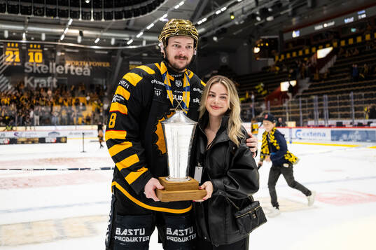 Skellefteås Oliver Okuliar jublar med sällskap och
