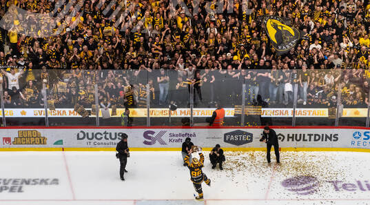 Skellefteås Rickard Hugg jublar med LeMat-pokalen
