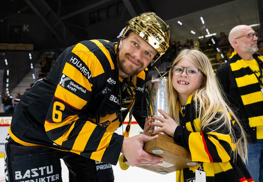 Skellefteås Måns Forsfjäll sällskap jublar med