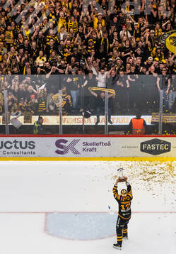 Skellefteås Pär Lindholm jublar med LeMat-pokalen