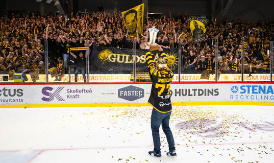Skellefteås Viggo Nordlund jublar med LeMat-pokalen