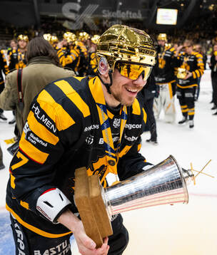 Skellefteås Pär Lindholm jublar med LeMat-pokalen