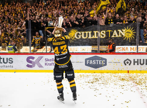 Skellefteås Max Krogdahl jublar med LeMat-pokalen