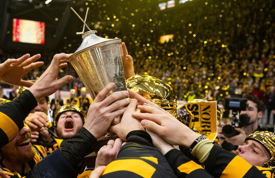 Skellefteås spelare jublar med LeMat-pokalen