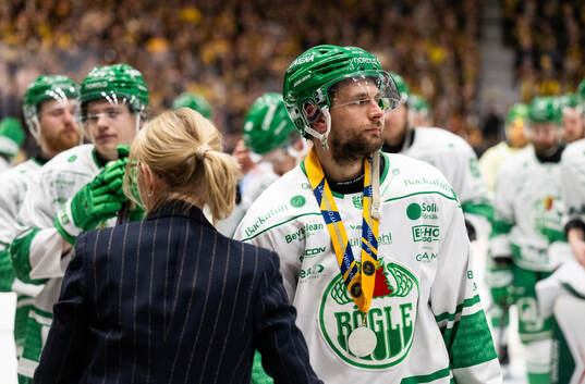Rögles Daniel Zaar deppar med silvermedaljen runt halsen