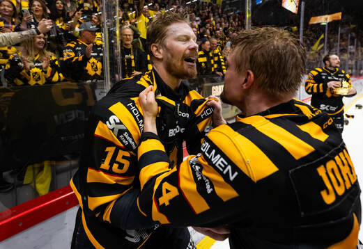 Skellefteås Lars Bryggman och Andreas Johnson jublar