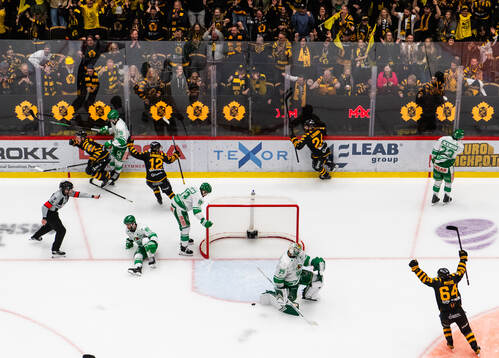 Skellefteås Oliver Okuliar jublar med Valter Lindberg och