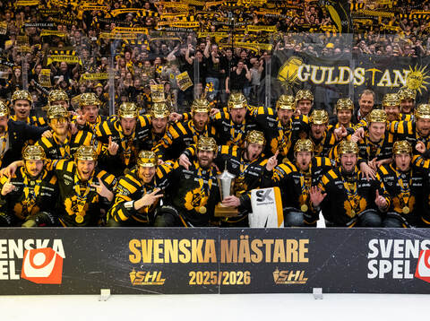 Skellefteås spelare jublar med LeMat-pokalen när de