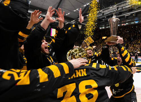 Skellefteås Jonathan Pudas jublar med LeMat-pokalen