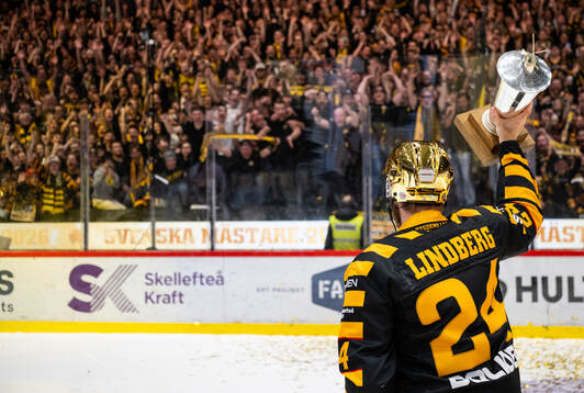 Skellefteås Oscar Lindberg jublar med LeMat-pokalen