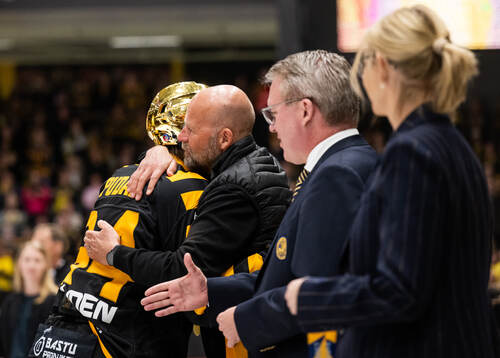 Skellefteås Oscar Lindberg kramas om av ordförande Petter