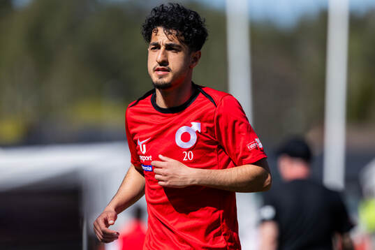 Degerfors Elias Barsoum värmer upp
