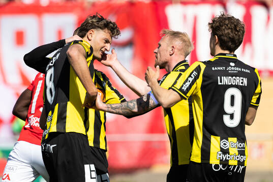 Häckens Silas Andersen jublar med lagkamrater