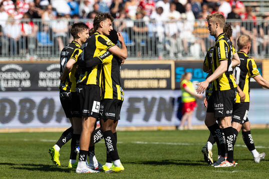 Häckens Silas Andersen jublar med lagkamrater