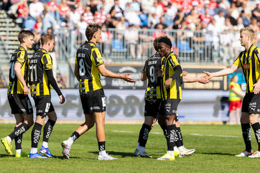 Häckens Silas Andersen jublar med lagkamrater