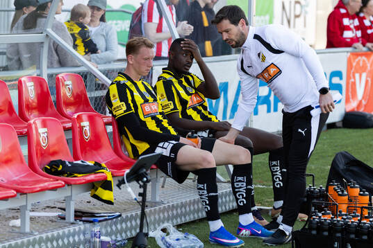 Häckens Julius Lindberg och Brice Wembangomo deppar