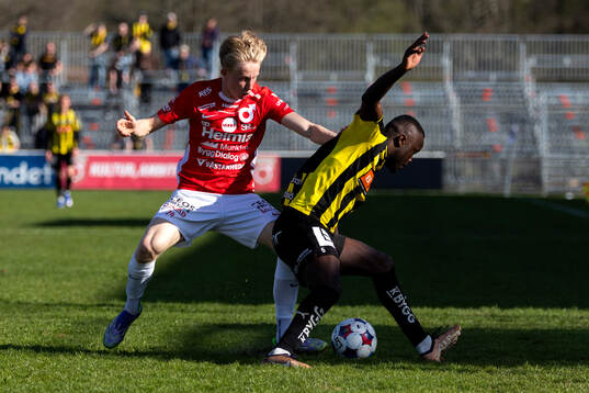 Degerfors Olle Leonardsson och Häckens Brice Wembangomo