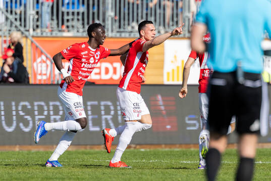 Degerfors Arman Taranis jublar med Samba Diatara