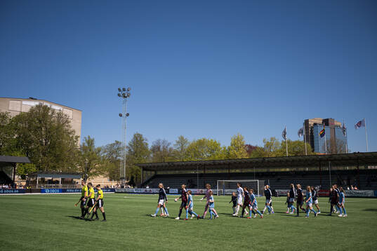 Malmö FFs och Rosengårds spelare gör entré