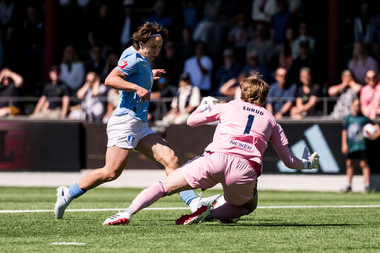 Malmö FFs Miljana Ivanovic och Rosengårds målvakt Moa