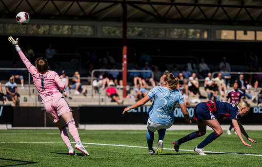 Malmö FFs Sara Kanutte gör mål på Rosengårds målvakt