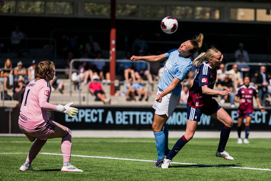 Malmö FFs Sara Kanutte gör mål på Rosengårds målvakt