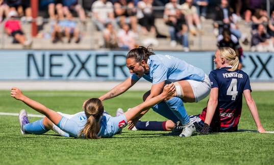 Malmö FFs Sara Kanutte och Isabella D'Aquila jublar