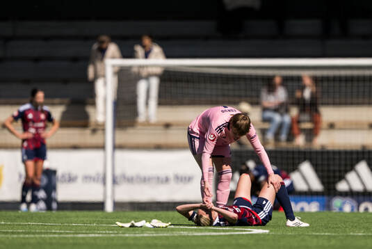 Rosengårds Emma Pennsäter och målvakt Moa Edrud deppar