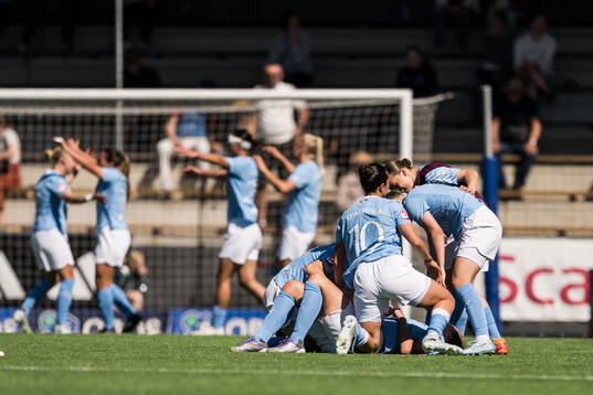 Malmö FFs Sara Kanutte och Isabella D'Aquila jublar